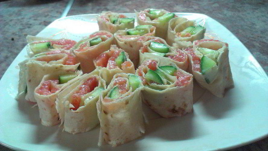 Рецепт рулета из лаваша с семгой и огурцом