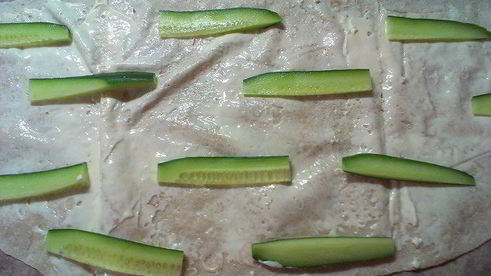 рулет из лаваша с семгой и огурцом