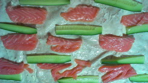 рулет из лаваша с семгой и огурцом