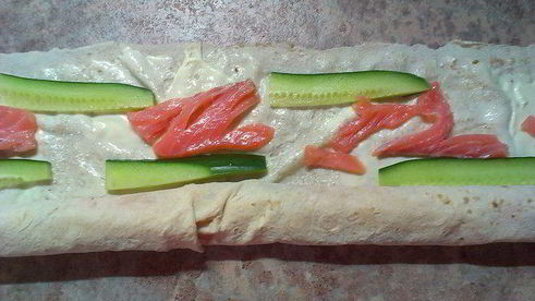 рулет из лаваша с семгой и огурцом