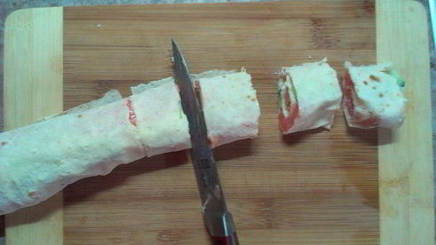 рулет из лаваша с семгой и огурцом