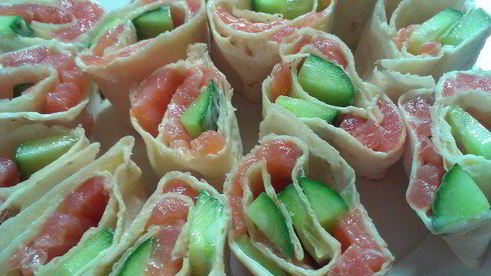 рулет из лаваша с семгой и огурцом