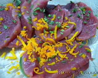 Рулет из мясной вырезки с вишней