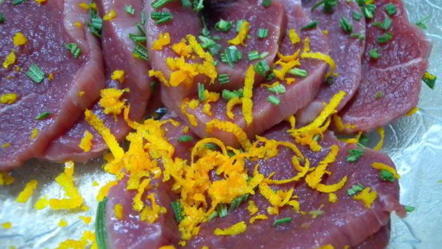 Рецепт рулета из мясной вырезки с вишней