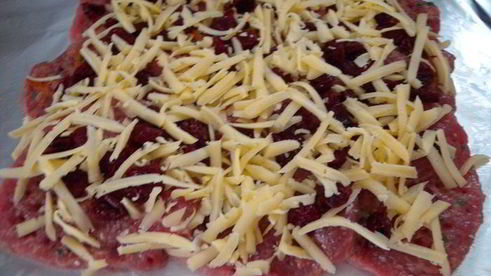 рулет из мясной вырезки с вишней