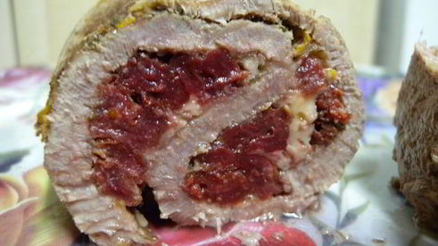 рулет из мясной вырезки с вишней