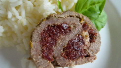 рулет из мясной вырезки с вишней