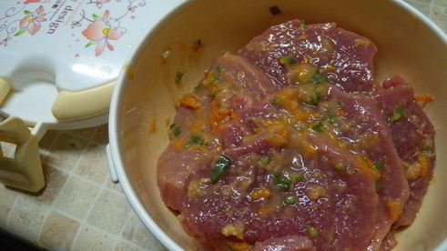 рулет из мясной вырезки с вишней