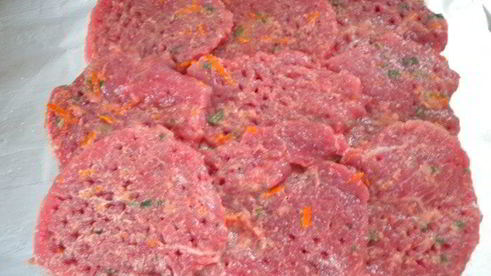 рулет из мясной вырезки с вишней