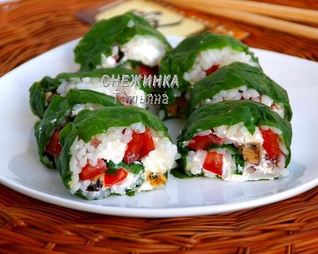 Рулет из шпината с рисом и морепродуктами