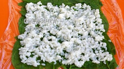 рулет из шпината с рисом и морепродуктами