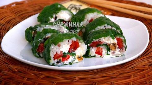 рулет из шпината с рисом и морепродуктами