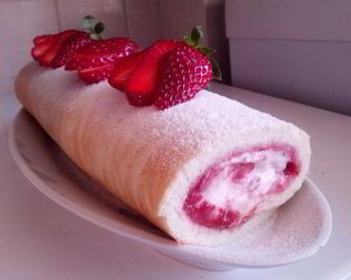 Рулет с клубникой