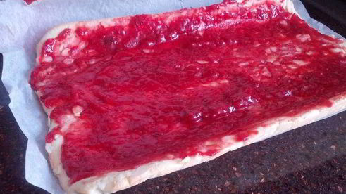 рулет с клубникой