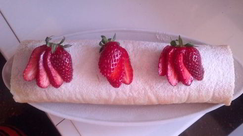 рулет с клубникой