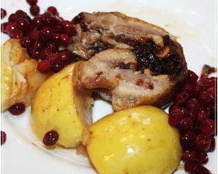 Рулет с яблоками и черносливом