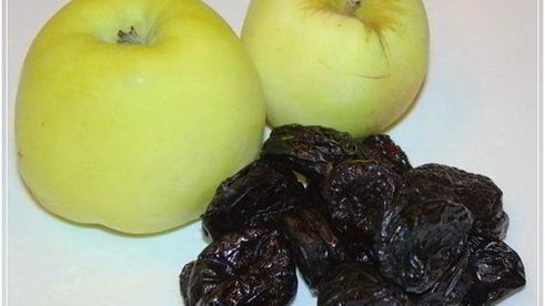 рулет с яблоками и черносливом