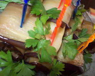 Рулетики из баклажана с чесноком и зеленью