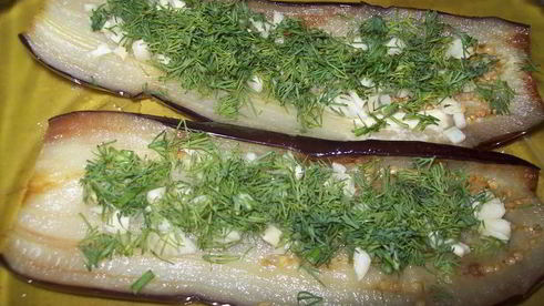 рулетики из баклажана с чесноком и зеленью