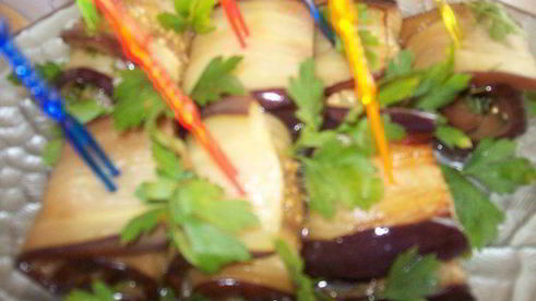 рулетики из баклажана с чесноком и зеленью