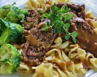 Рулетики из говядины с грибами и подливой