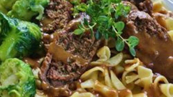 Рецепт Рулетиков из говядины с грибами и подливой