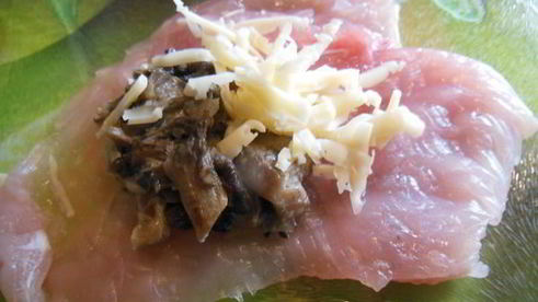 рулетики из индейки с грибами и сыром