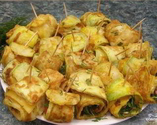 Рулетики из кабачков с курицей