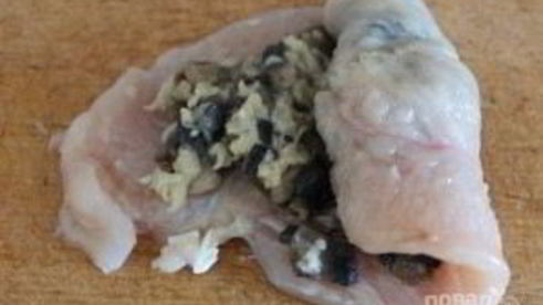 рулетики из куриной грудки с грибами