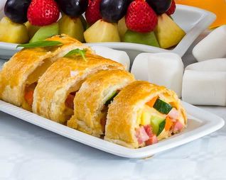 Рулетики из слоеного теста с сыром и ветчиной и овощами