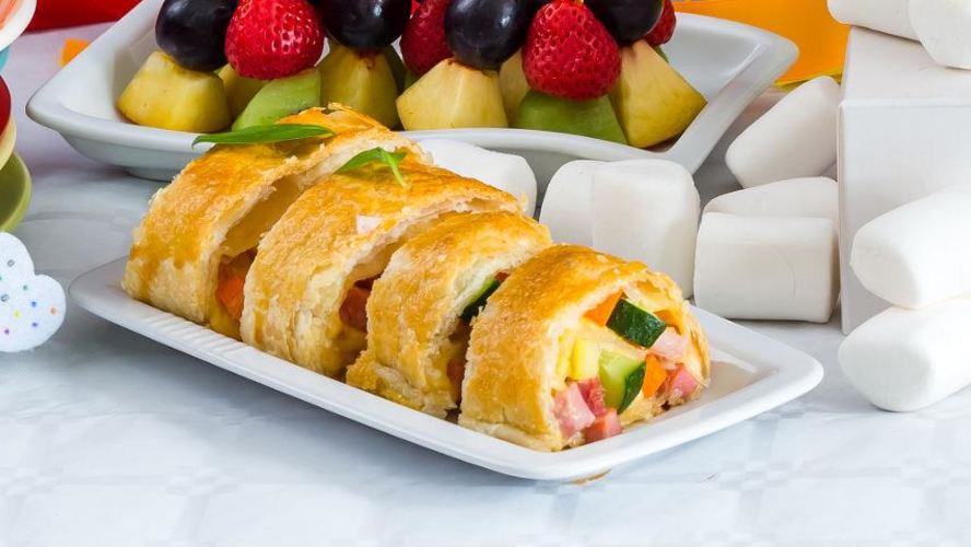 Рецепт рулетиков из слоеного теста с сыром и ветчиной и овощами