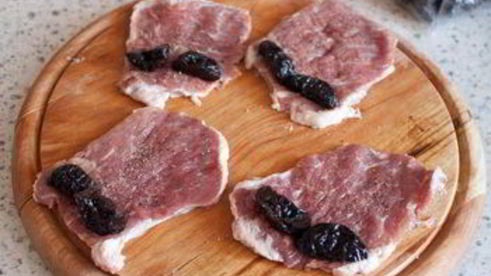 рулетики из свинины с черносливом