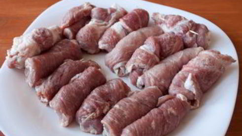 рулетики из свинины с черносливом