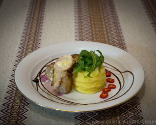 Рулетики из свинины в беконе с сыром дор-блю