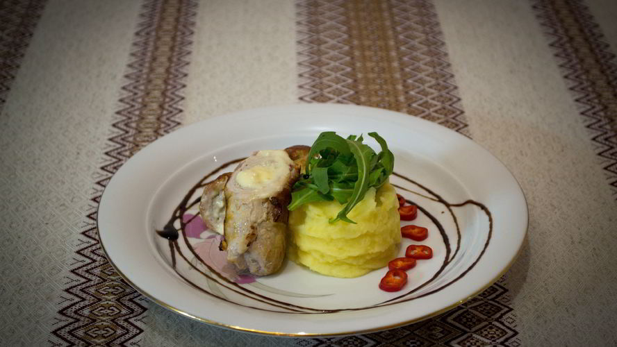 Рецепт рулетиков из свинины в беконе с сыром дор-блю