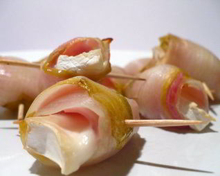 Рулетики из цикория с сырной начинкой