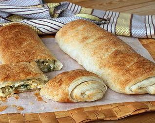 Слоеный рулет с сыром из готового теста