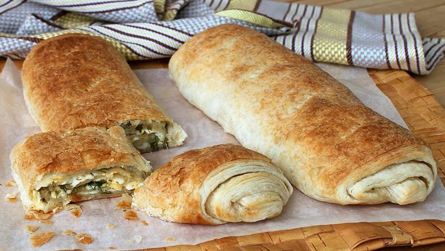 Рецепт слоеного рулета с сыром из готового теста