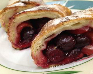 Слоеный рулет с вишней