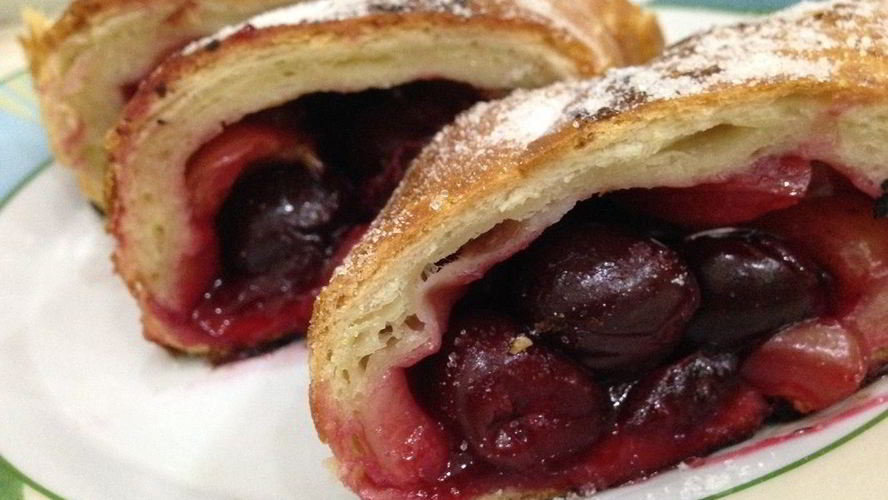 Рецепт слоеного рулета с вишней