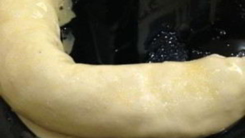 слоеный рулет с вишней