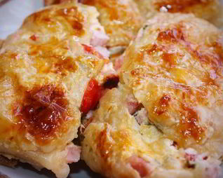 Слоеные рулетики с ветчиной, сыром и базиликом