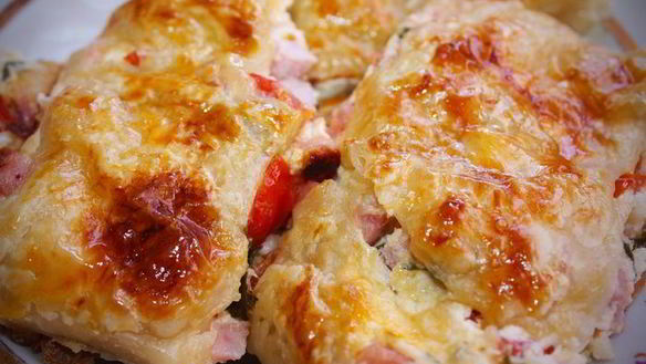 Рецепт Слоеных рулетиков с ветчиной, сыром и базиликом