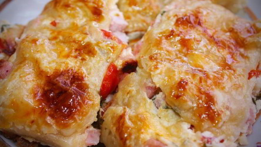 Рецепт слоеных рулетиков с ветчиной, сыром и базиликом