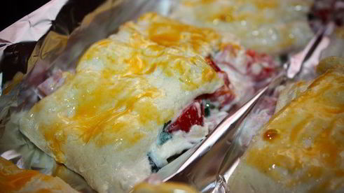 слоеные рулетики с ветчиной, сыром и базиликом