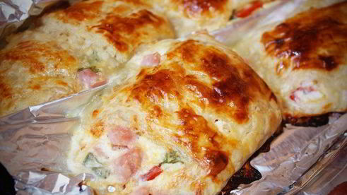 слоеные рулетики с ветчиной, сыром и базиликом