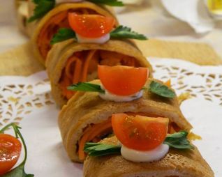 Яичный рулет с семгой и маринованной морковью