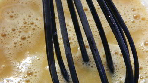 яичный рулет с семгой и маринованной морковью