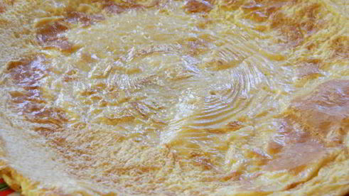 яичный рулет с семгой и маринованной морковью