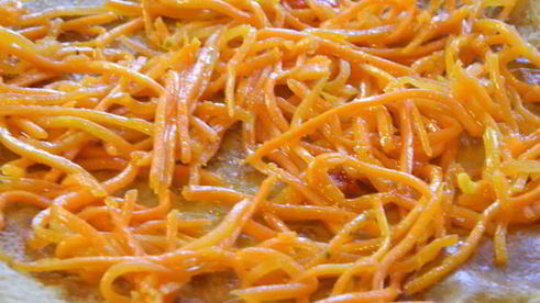 яичный рулет с семгой и маринованной морковью